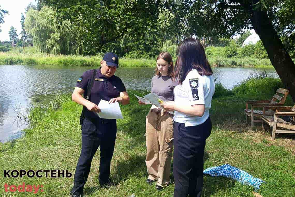 Біля річки в Коростені рятувальники провели рейд: нагадували містянам правила відпочинку біля води