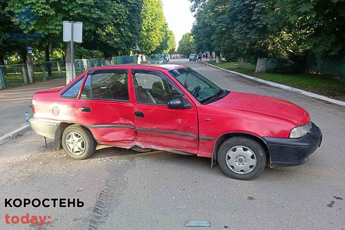 У Народичах зіштовхнулись дві автівки: рятувальники деблокували людину з машини