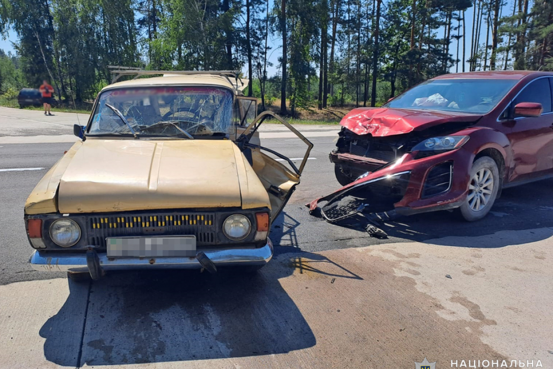 На Малинщині водій "Москвича" під час повороту зіштовхнувся з Mazda: є травмований