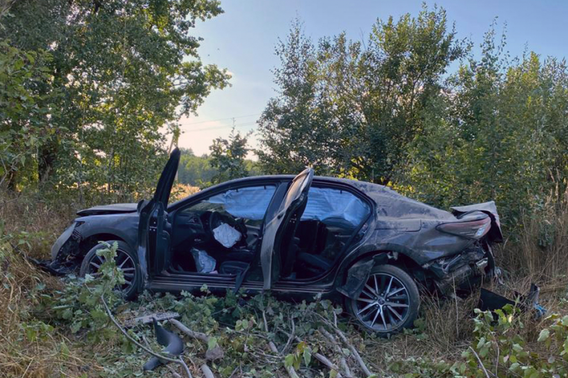 На трасі біля Малина Toyota зʼїхала у кювет та перекинулася: двоє травмованих