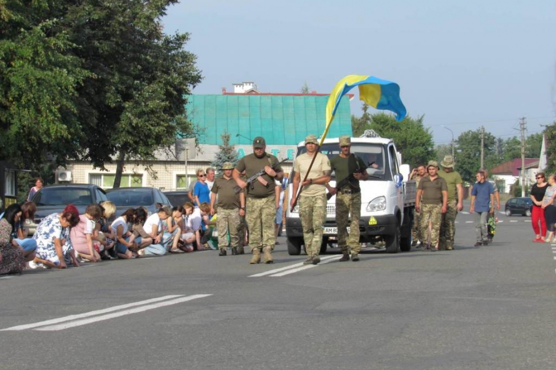 Малинчани на колінах провели в останню путь захисника Олександра Васіна