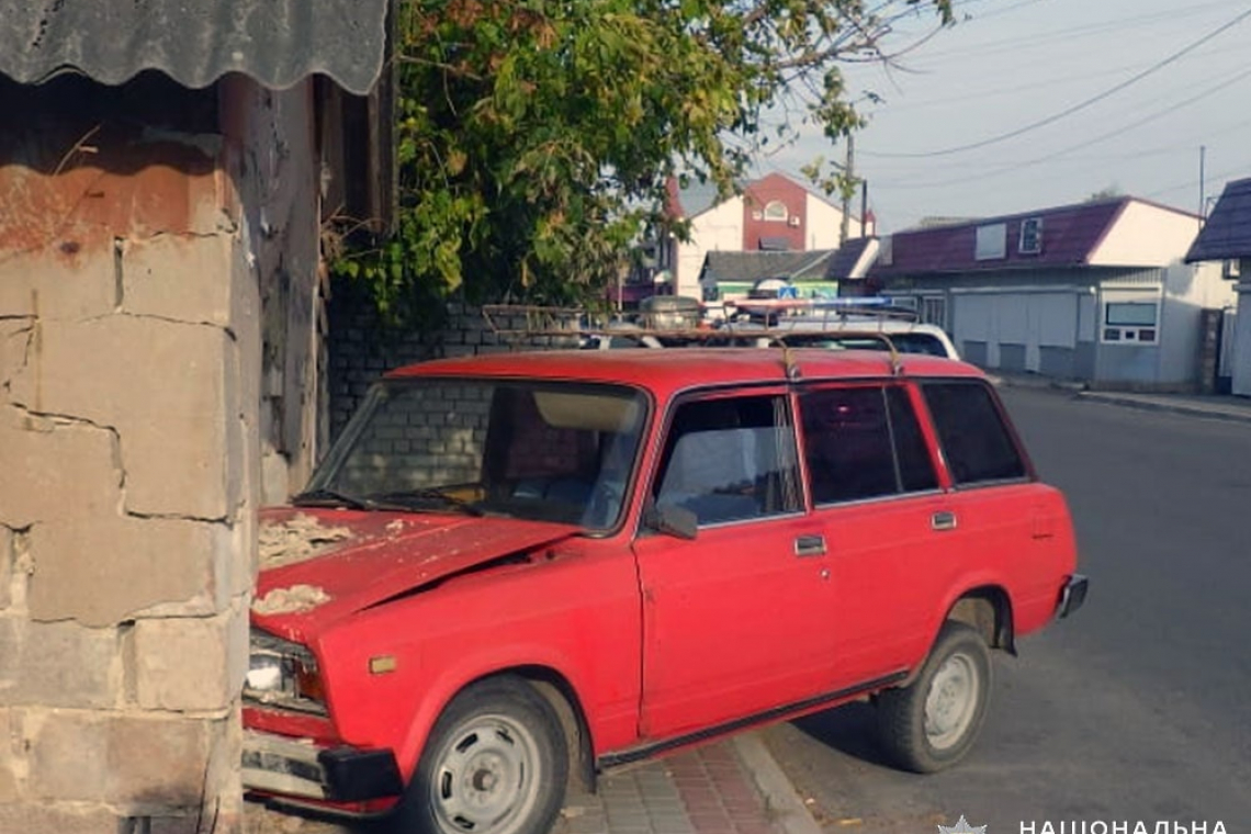 На Олевщині п'яний парубок викрав ВАЗ та врізався в господарчу будівлю