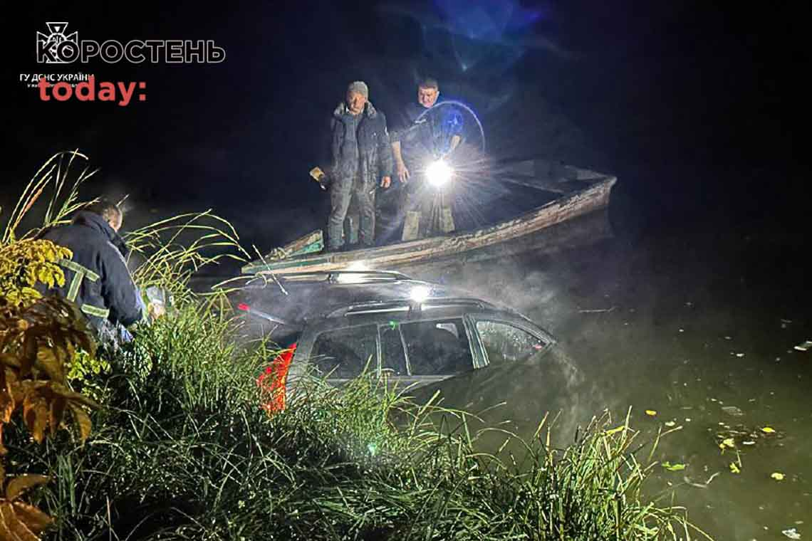 Надзвичайники на Житомирщині витягнули з річки автівку (ФОТО)