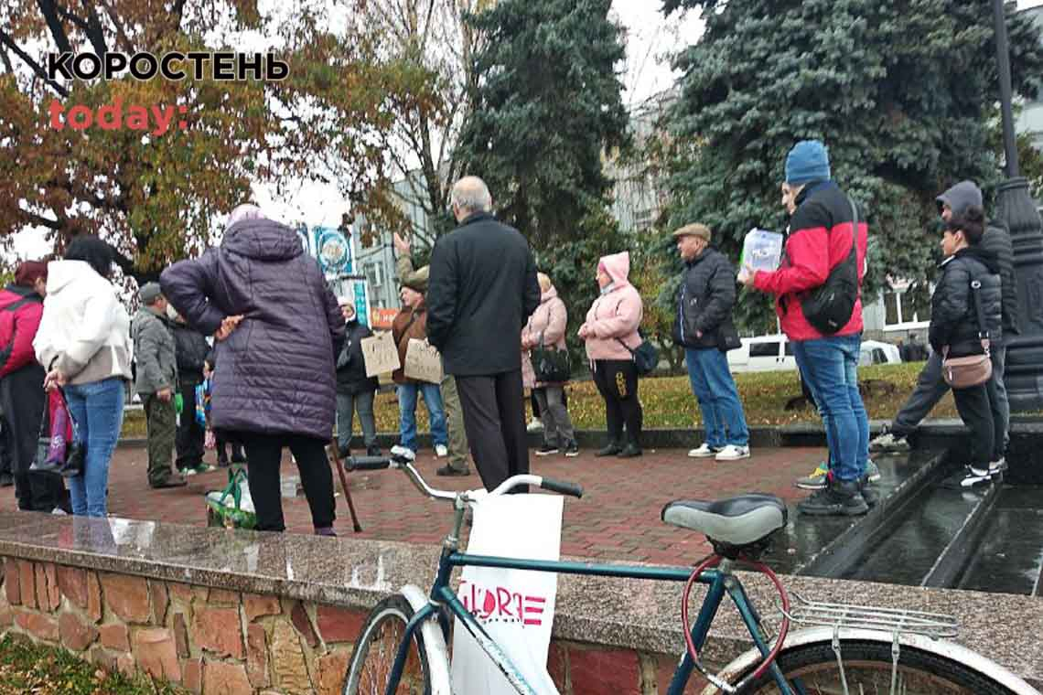 В Овручі люди вийшли під стіни міськради з плакатами "Гроші на ЗСУ. Дрони, а не бруківка!"