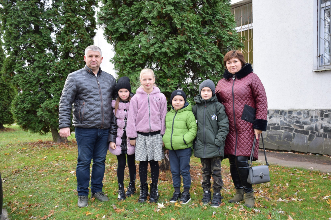 В одній з початкових шкіл Олевської громади, де навчається 11 дітей, провели ярмарок та зібрали кошти для ЗСУ