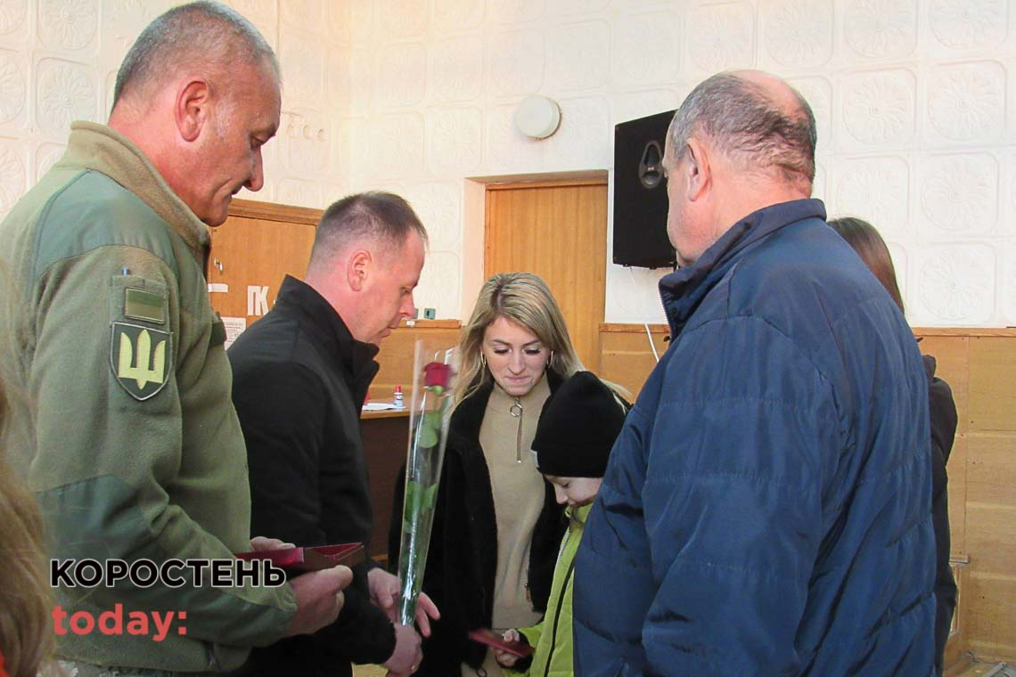 На позачерговій сесії міськради в Малині родичам загиблих захисників вручили «За мужність»