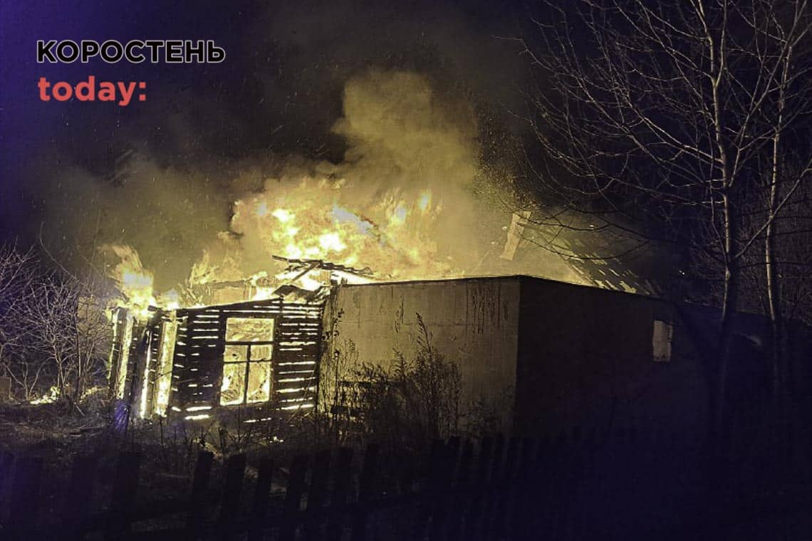 У селі біля Коростеня 9 рятувальників ліквідовують пожежу в господарській будівлі