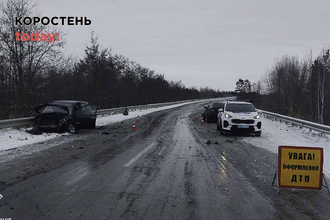 Поблизу Коростеня не розминулись дві автівки: рух транспорту ускладнений