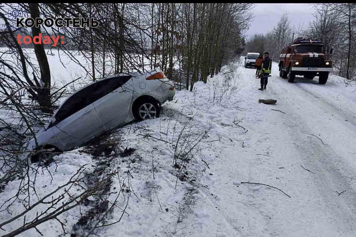 У селі Лугинської громади рятувальники вилучали з кювету автомобіль