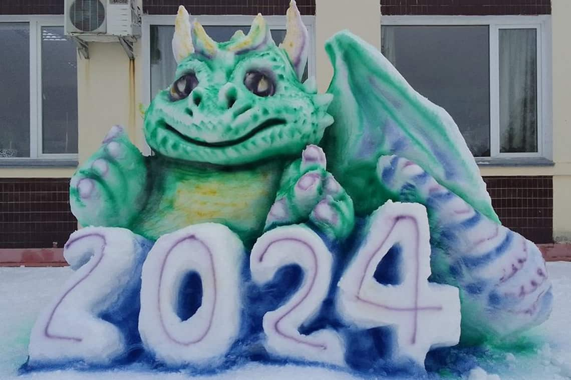 У селищі Коростенського району художник-декоратор зліпив снігову скульптуру дракона заввишки у зріст