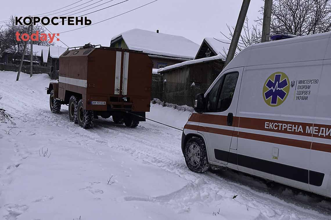 У селі на Овруччині рятувальники допомогли відбуксирувати "швидку", в якій була травмована жінка