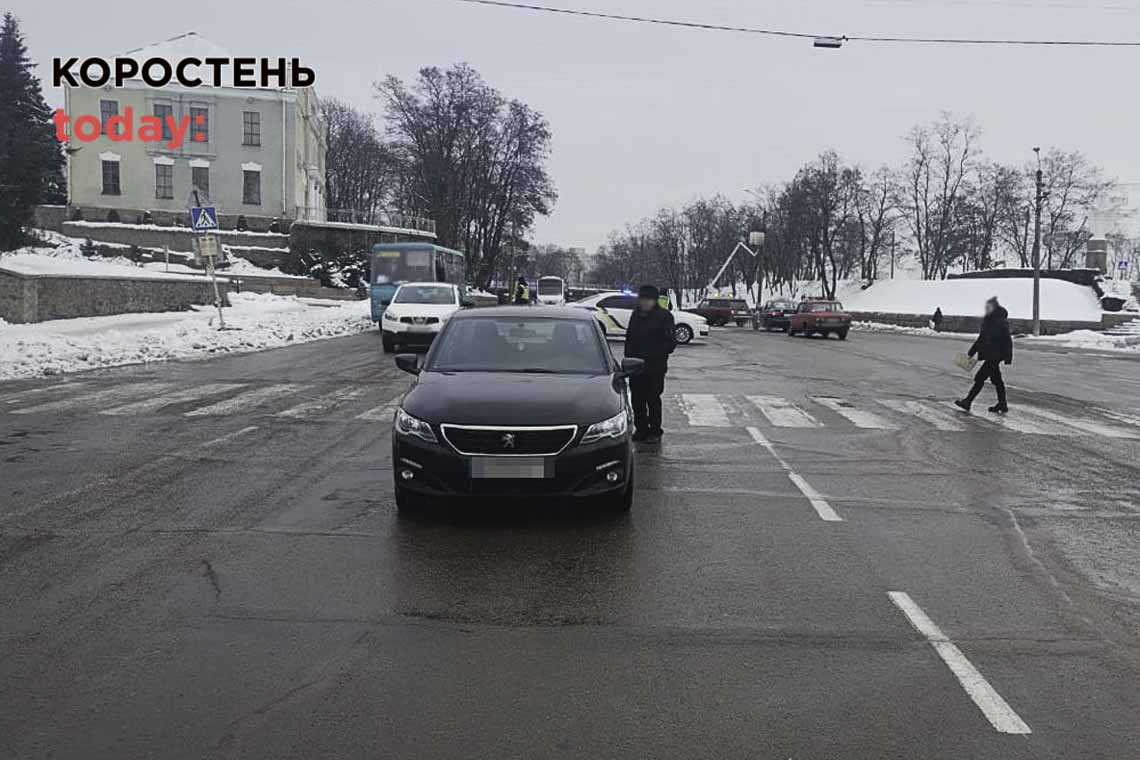 У Коростені водій Peugeot збив жінку, яка переходила дорогу: постраждала у лікарні