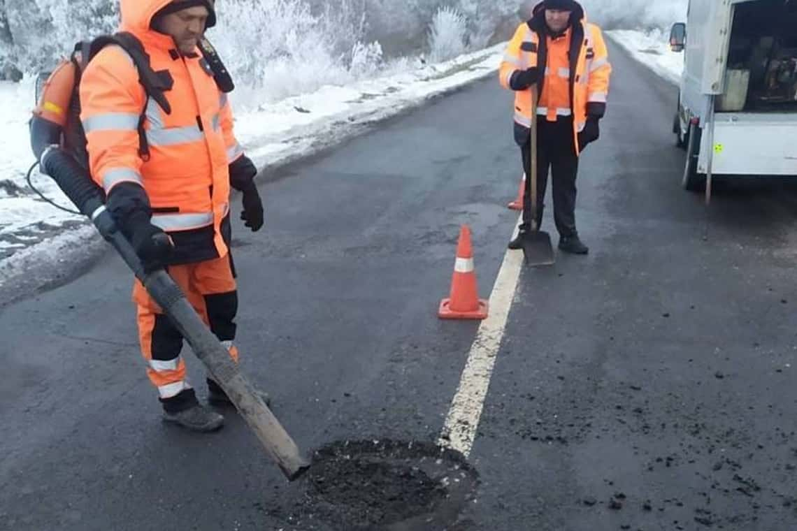 На Житомирщини під час сніжних опадів дорожники латають ями