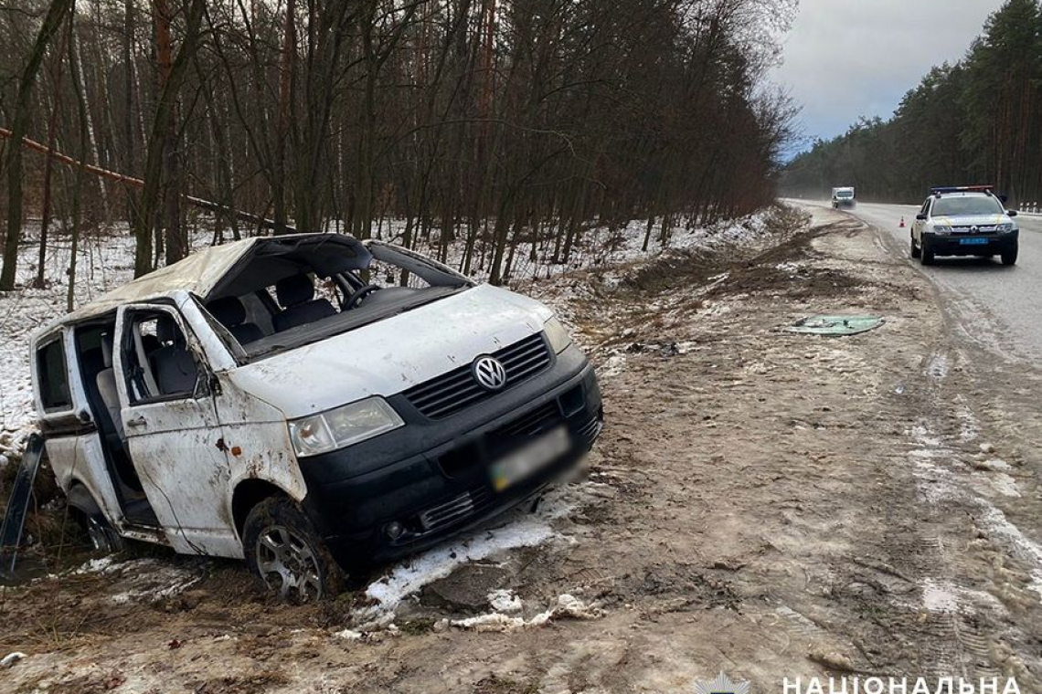 Поблизу Коростеня мікроавтобус злетів з дороги та перекинувся: травмована ціла родина