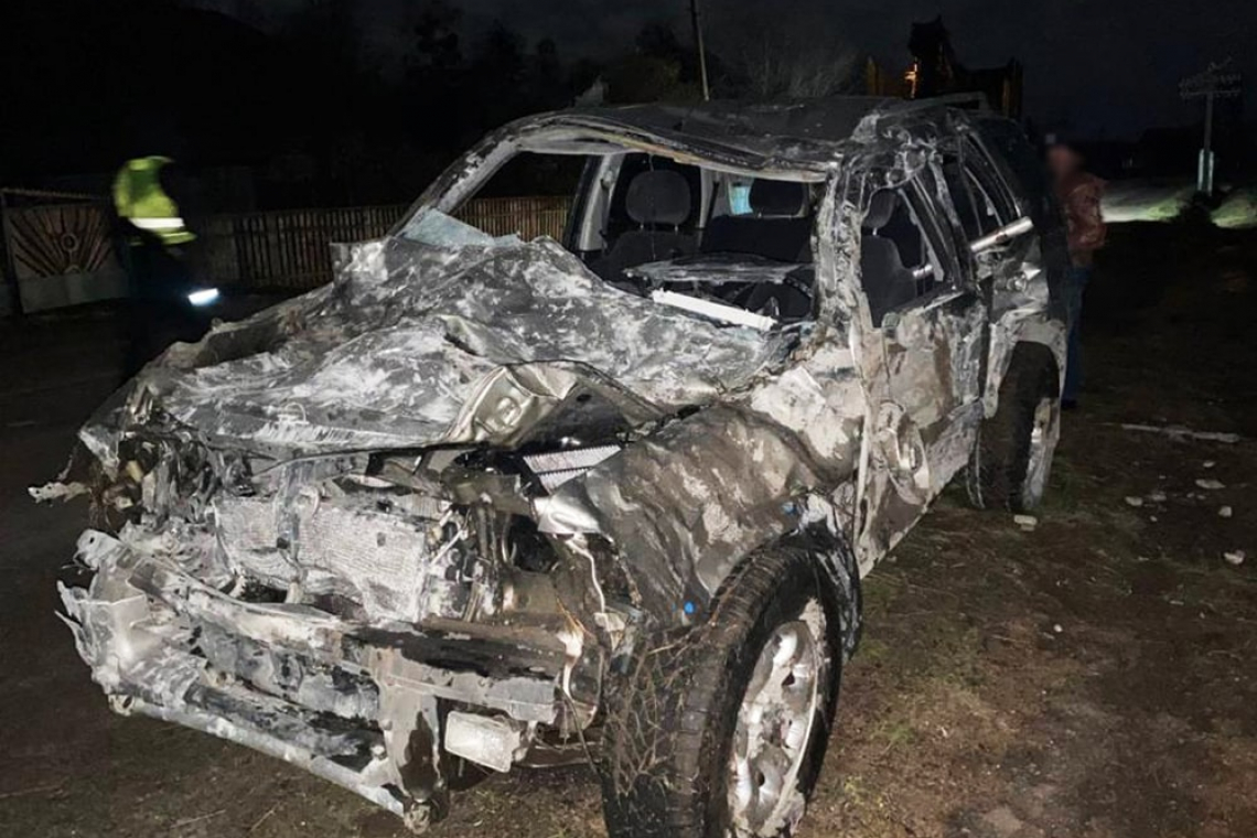 У селі Словечанської громади Opel врізався у паркан та перекинувся: четверо травмованих