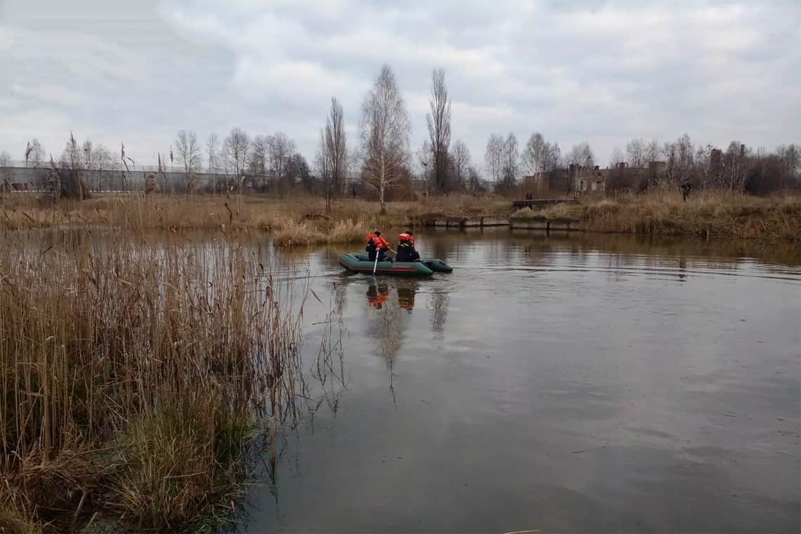 На Житомирщині рятувальники дістали з річки тіло чоловіка