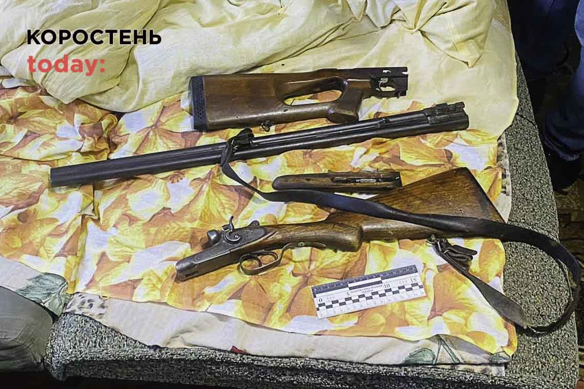 На Овруччині у будинках осіб, що мають кримінальні провадження, провели обшуки: виявили зброю та набої