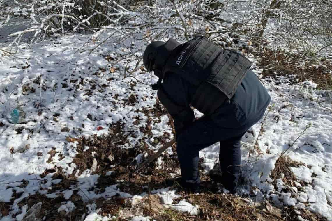 На дорозі біля річки житель Ушомирської громади знайшов артснаряд