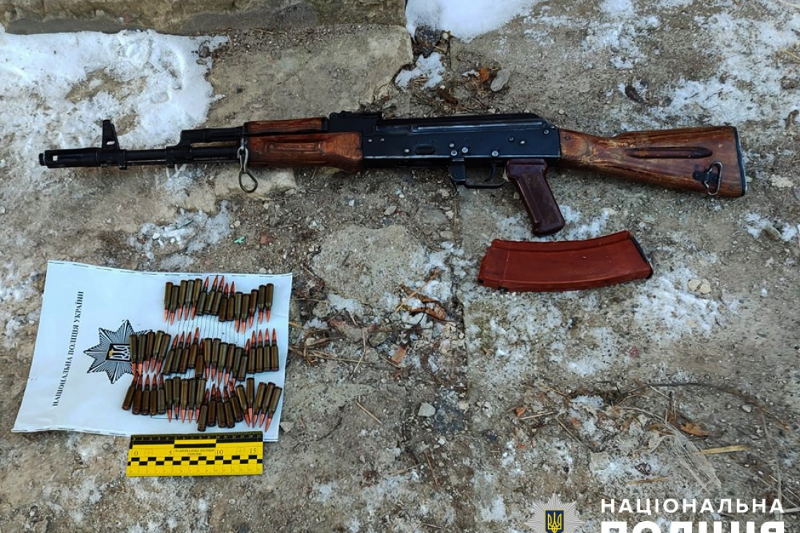 Житель Овруччини зберігав вдома рушницю та патрони, які знайшов у лісі