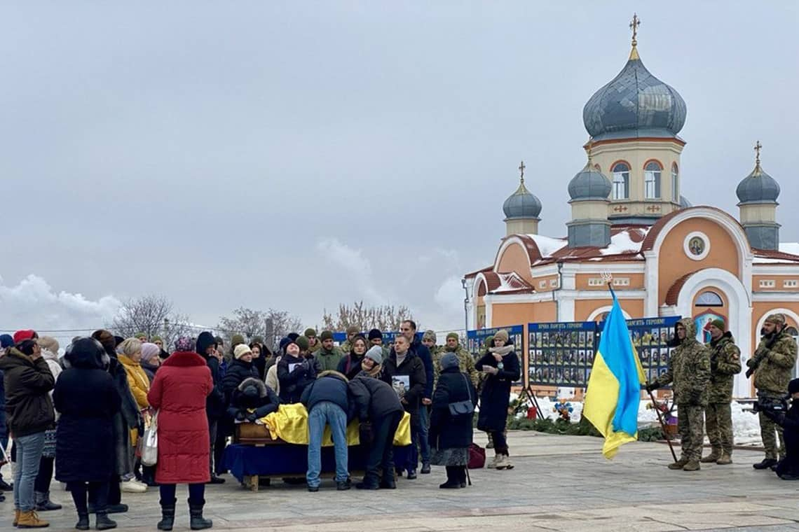 Малинчани на колінах прощалися з молодим пілотом бойового літака МіГ-29 Владиславом Залістовським