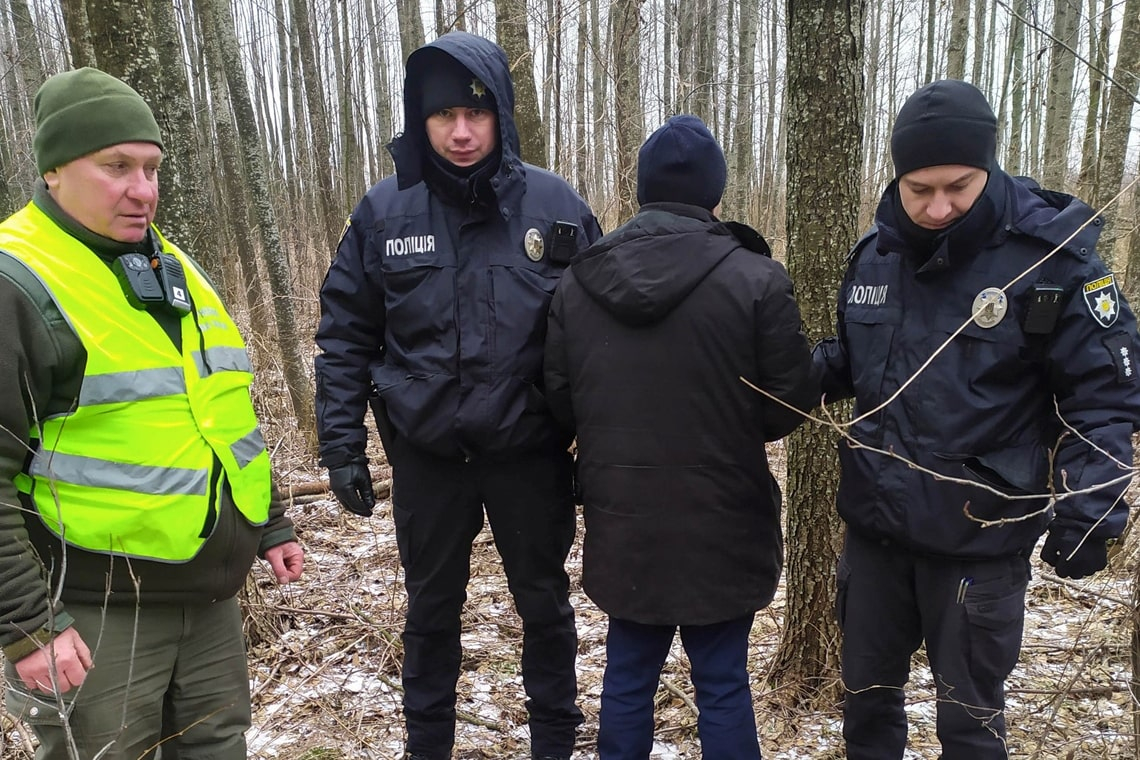 У лісі неподалік Коростеня затримали браконьєра, який вполював козулю за допомогою петлі