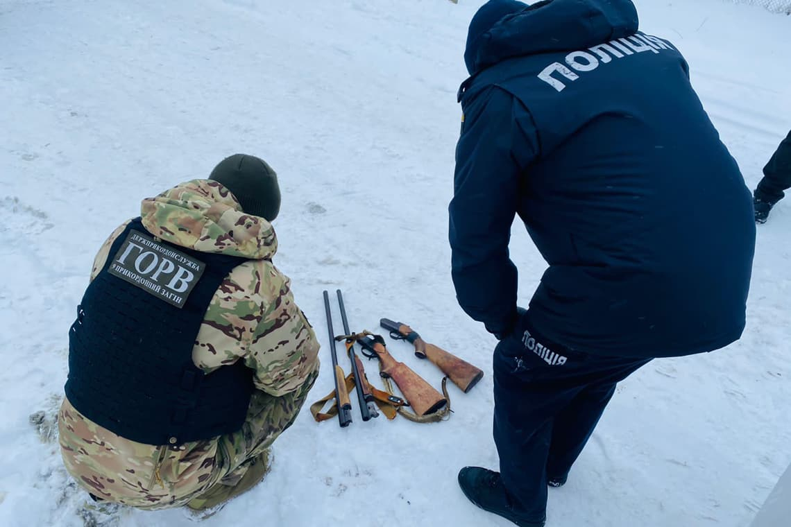 В одному з населених пунктів прикордоння Житомирщини кінолог з собакою знайшли гранату та зброю