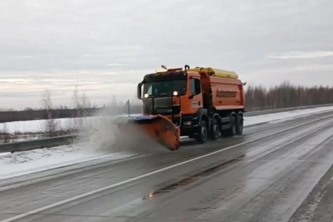 Після крижаного дощу дороги Житомирської області обробляють реагентами