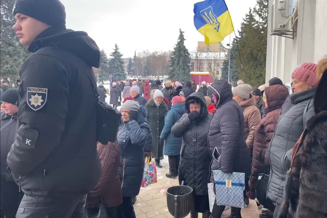 Біля міської ради в Коростені мітингують "чорнобильці" (ВІДЕО)