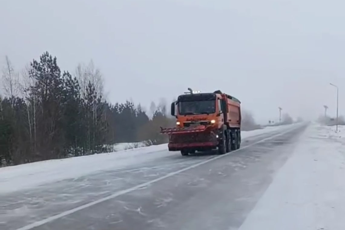 Небезпечно-аварійні ділянки на дорогах Житомирщини обробляють реагентами, - Служба відновлення