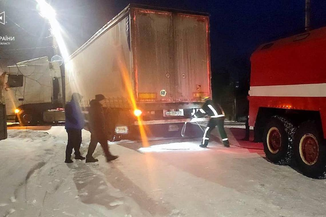 В Овручі рятувальники відбуксирували вантажівку, яка перекрила рух транспорту