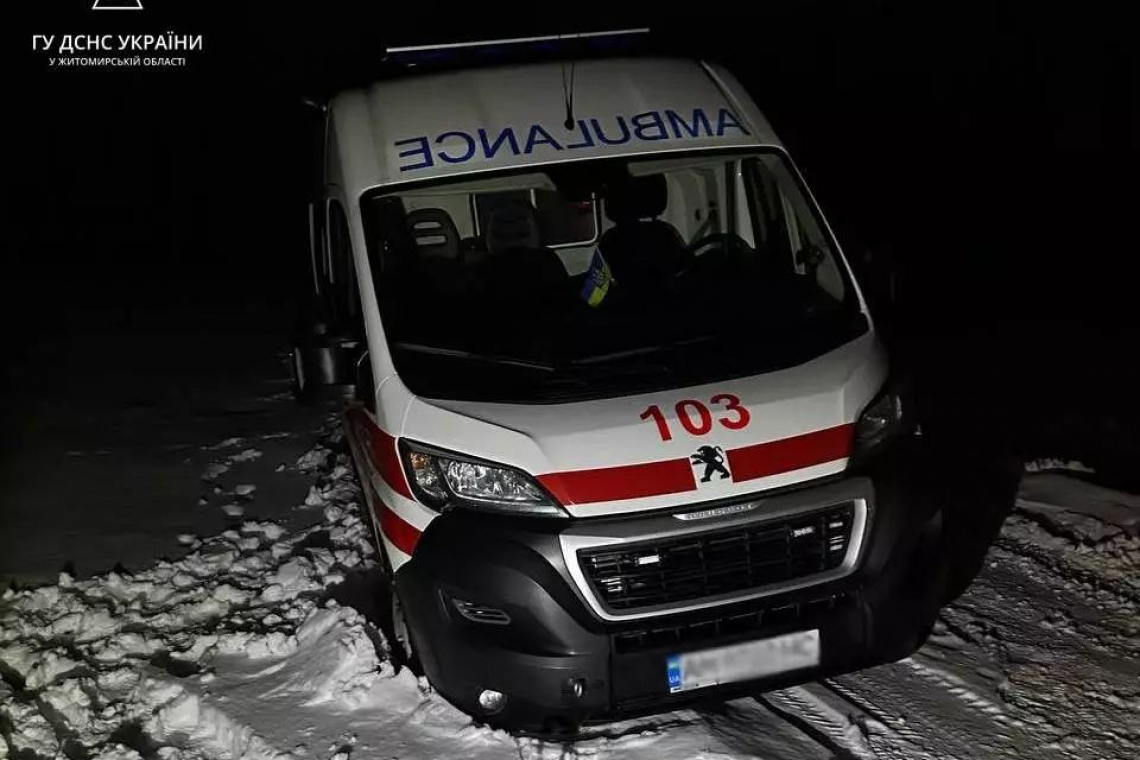 У селі Лугинської громади "швидка" застрягла на узбіччі: рятувальники витягнули авто та транспортували хвору