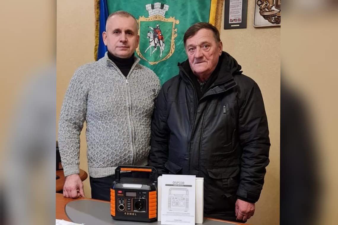 Олевська громада зібрала кошти та передала для військового 30-ї бригади портативну зарядну станцію