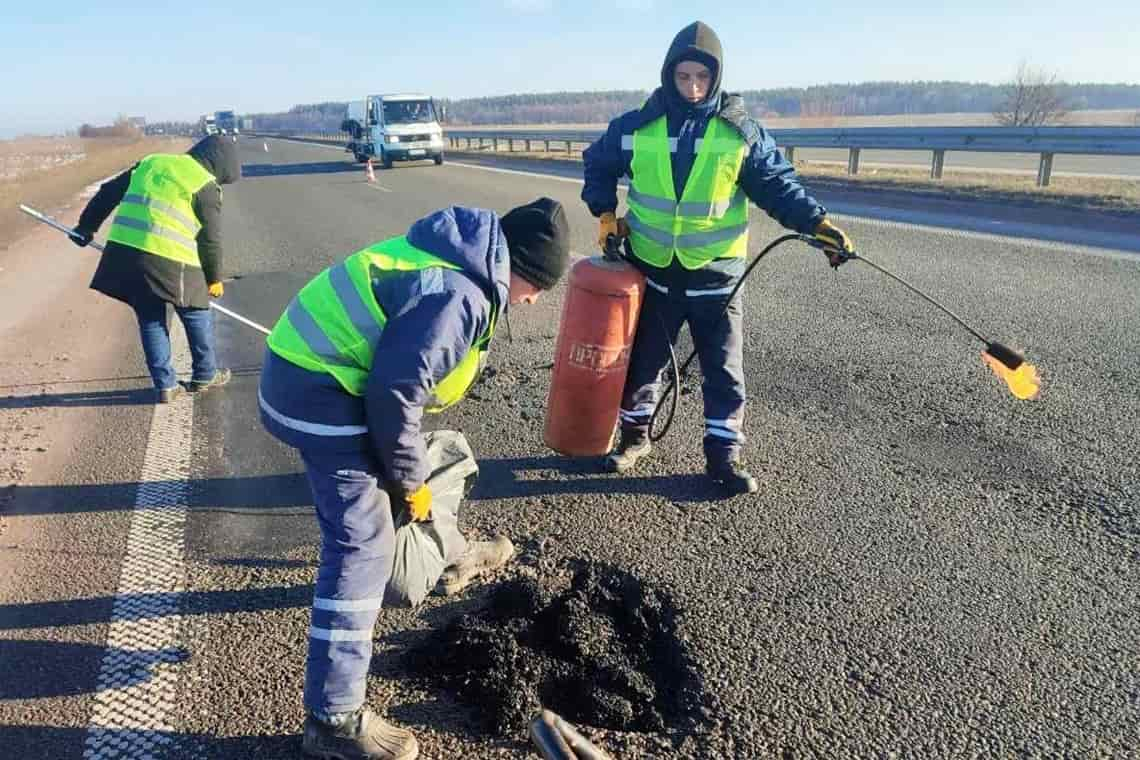 На дорогах Житомирщини латають вибоїни і тріщини після зимової негоди