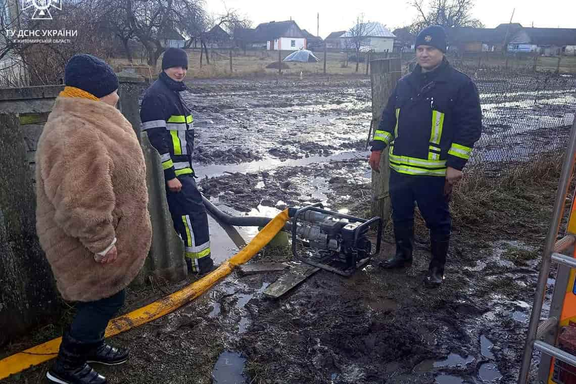 У селі Овруцької громади підтопило будинок та город: рятувальники відкачували воду
