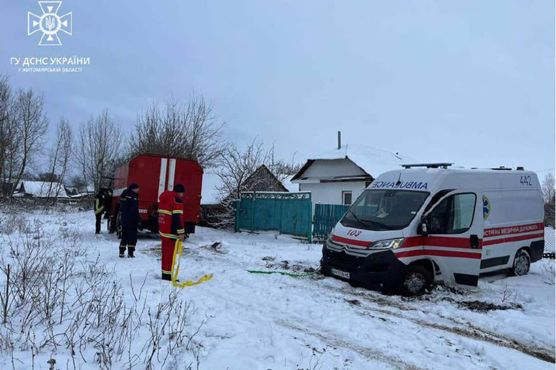 У селі Овруцької громади рятувальники витягували зі снігу "швидку" з хворим