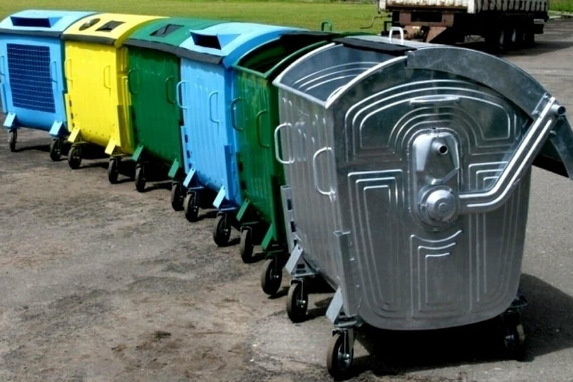 Понад 10 років припадали пилюкою на складах - керівник Коростенського КВГП розповів про "роздачу" контейнерів для сміття