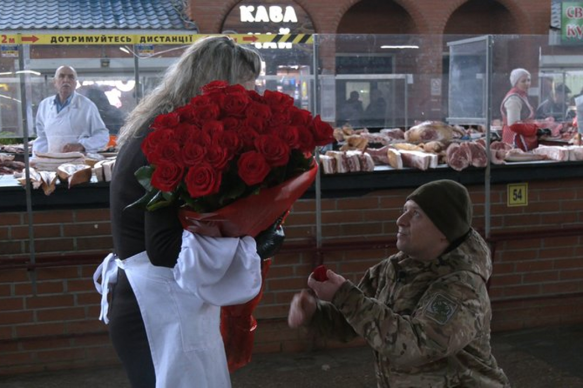 У День закоханих прикордонник приїхав з-під Мар'їнки та на ринку в Житомирі освідчився своїй дівчині
