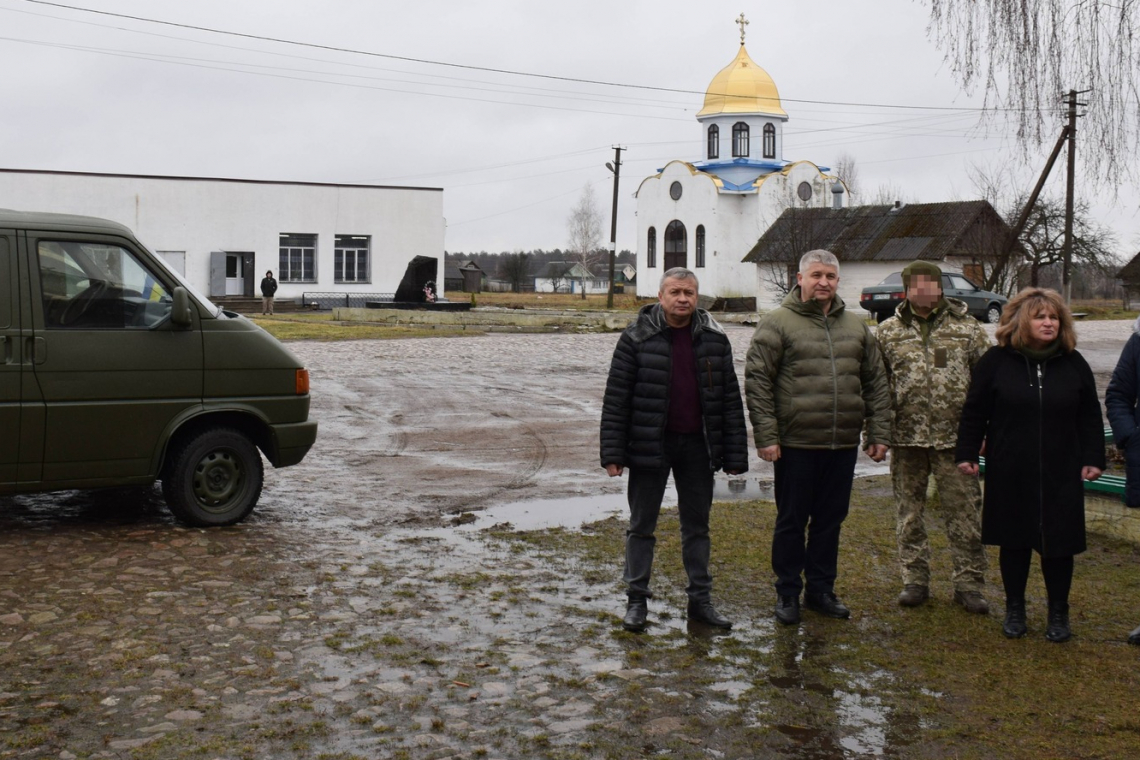 У селі Олевської громади для захисника з 31-ї бригади передали автомобіль