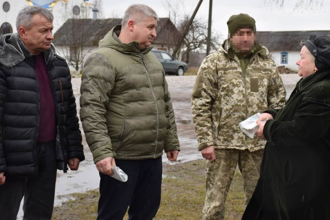 У селі Олевської громади люди зібрали кошти від оренди землі та передали на потреби військових