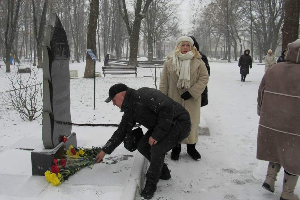 У малинському парку хвилиною мовчання та покладанням квітів вшановували пам'ять полеглих героїв України