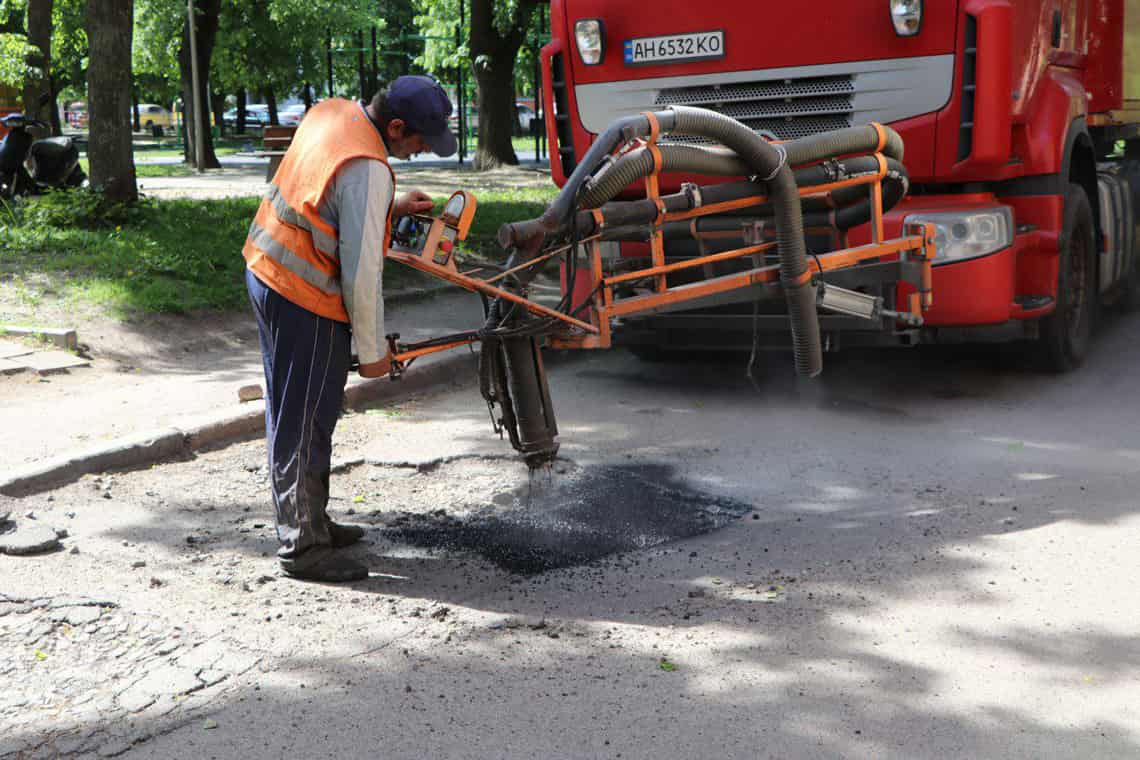 КВГП готується пневмоструменевим методом ремонтувати дороги на вулицях в Коростені