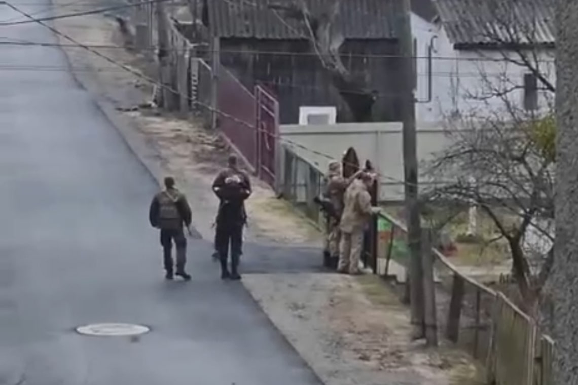У поліції прокоментувати відео, де ніби в Малині працівники ТЦК та поліції ходять приватним сектором зі зброєю