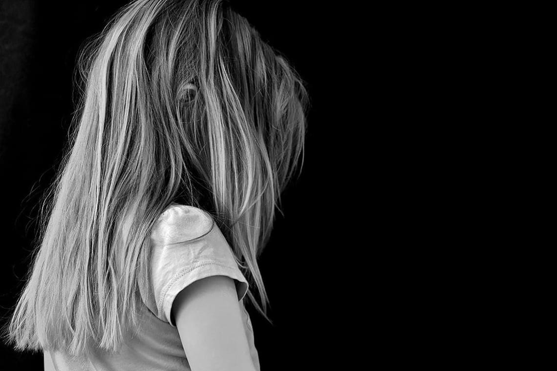 Жителя Житомирської області, який неодноразово ґвалтував малолітню доньку своєї співмешканки, взяли під варту