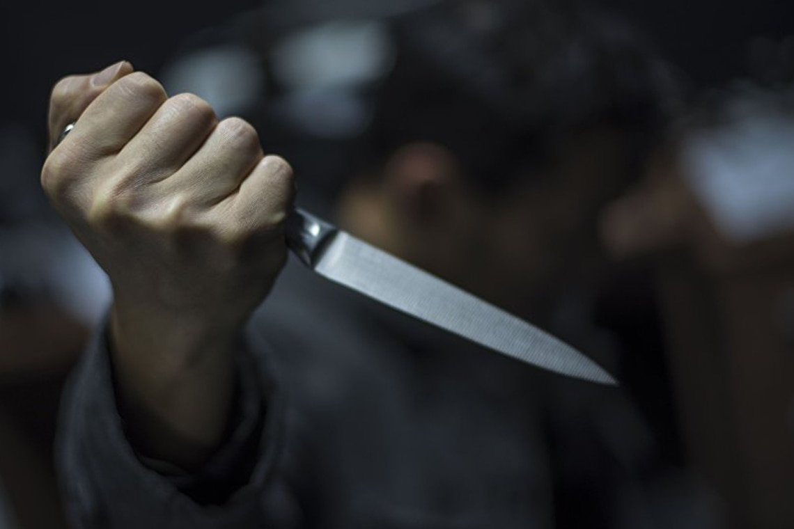 Вдарив кухонним ножем гостя у живіт та вистрибнув у вікно - у Малині затримали 39-річного нападника