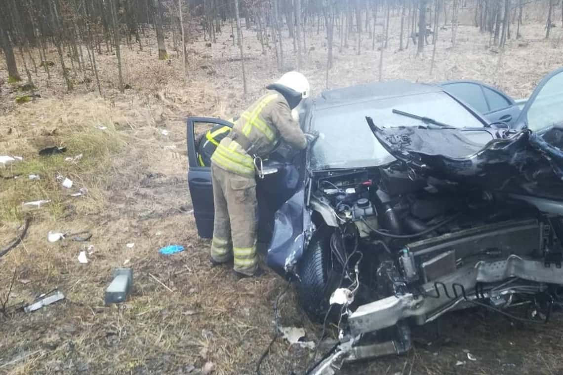 На трасі в Коростенському районі олевські рятувальники діставали водія з Mercedes, пасажир загинув