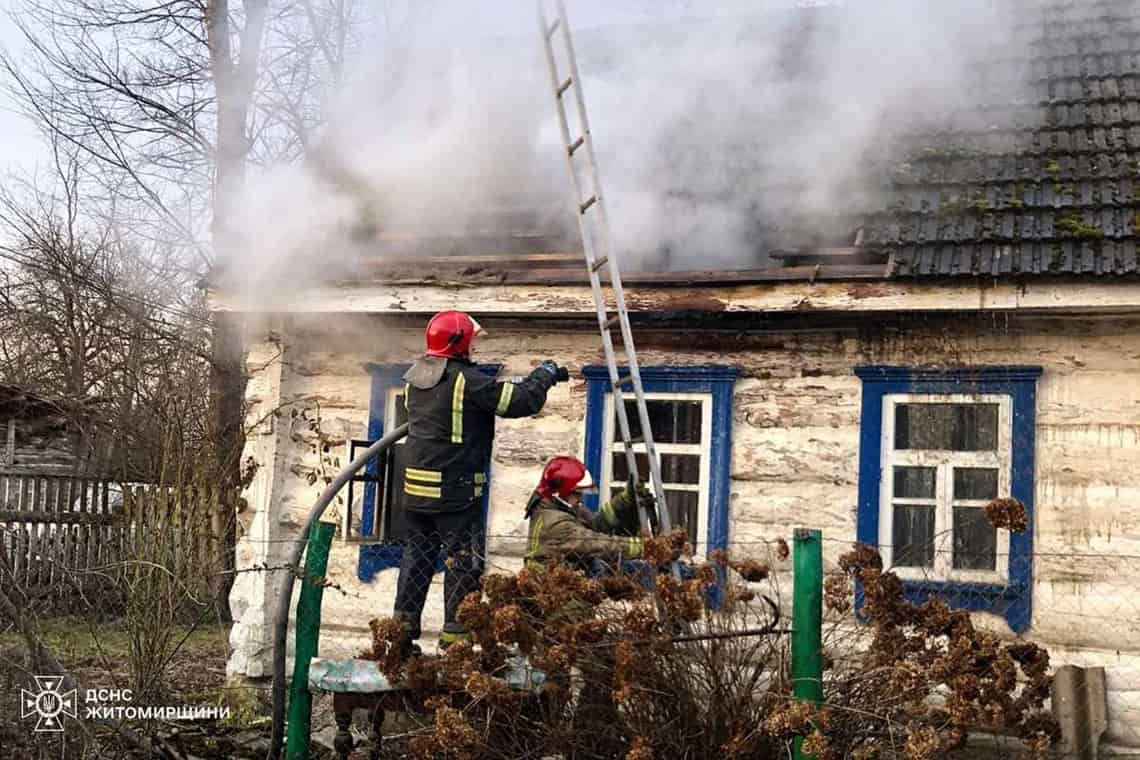 Минулої доби в селі Олевської громади горів будинок: пожежу помітили сусіди