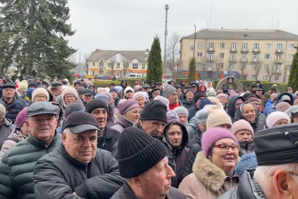 У Коростені на мітингу щодо зниження чорнобильських доплат сталася бійка та викликали "швидку"