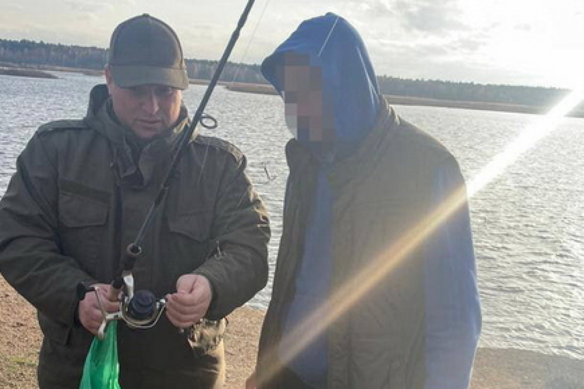 Житель Малинщини, який ловив рибу на водосховищі, повинен сплатити штраф