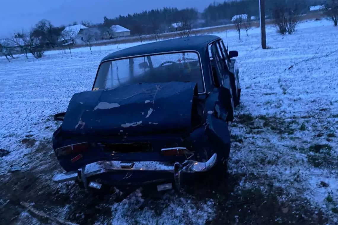 Подробиці ДТП на Лугинщині - зіштовхнулись Mitsubishi та ВАЗ: одна автівка опинилась в кюветі
