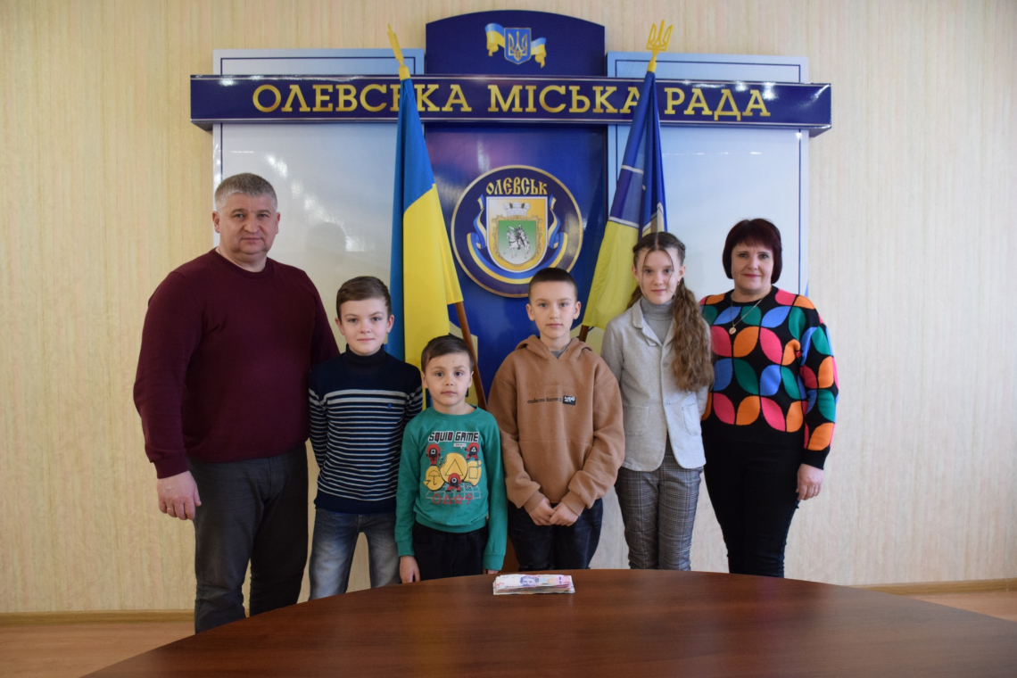 Учні одного з ліцеїв Олевської громади зібрали та передали кошти для ЗСУ
